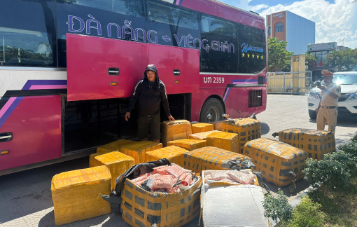 Bắt giữ xe chở gần 1 tấn sụn chân gà bốc mùi hôi thối trên đường đi tiêu thụ