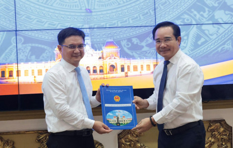 Chủ tịch Nguyễn Văn Được chúc mừng tân Phó chủ tịch UBND TPHCM Nguyễn Mạnh Cường