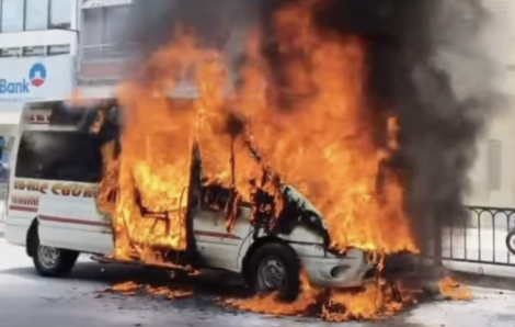 Ôtô 16 chỗ chở 7 người bốc cháy dữ dội tại TPHCM