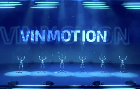 Robot hình người từ tập đoàn của tỷ phú Phạm Nhật Vượng nhảy múa trên sân khấu