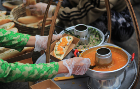 Xếp hàng lấy số và chờ gần 2 tiếng để mua bánh mì sốt gạch cua