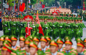 Người dân vây kín Hồ Gươm xem công an diễu binh, diễu hành