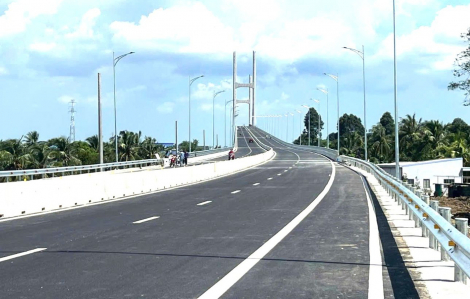 Bà con xứ dừa háo hức chờ ngày thông xe cầu Rạch Miễu 2