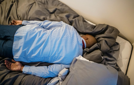 Mất ngủ, làm việc quá sức - thói quen tàn phá cơ thể, tăng nguy cơ đột quỵ, đột tử