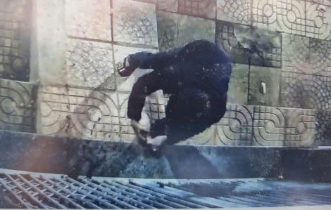 Xem đánh ghen, người phụ nữ bị người lạ tới nhà tạt mắm tôm