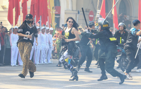 Nữ cảnh sát giao thông tung cước trấn áp nữ quái xế đua xe trên hồ Gươm