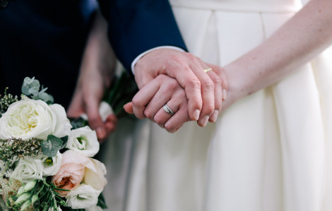 Yêu người mang vết thương lòng