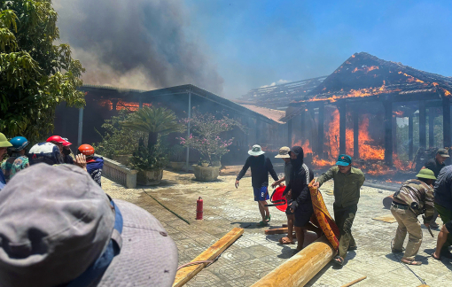 5 căn nhà gỗ bất ngờ bị lửa thiêu rụi