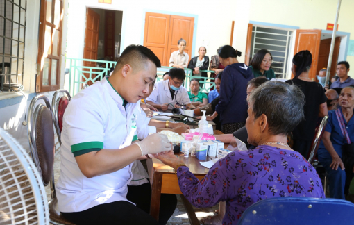 Bác sĩ TPHCM về Nghệ An khám bệnh nhân đạo cho người dân sau lũ lịch sử