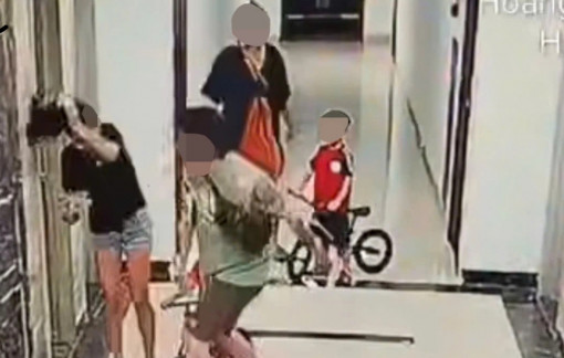 Người đàn ông đấm, đá dã man cô gái ở sảnh chung cư