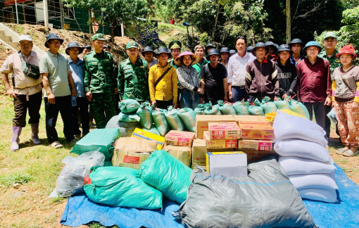 Vùng lũ Nghệ An chia sẻ hàng cứu trợ cho người dân Lào