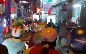 Hai người đàn ông bị bắt vì cầm cây rượt nhau náo loạn đường phố