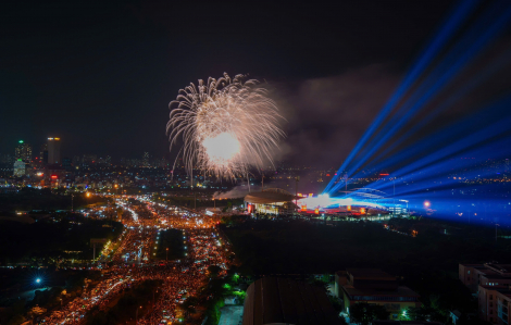 Người dân Thủ đô mãn nhãn ngắm pháo hoa tại đường đua F1