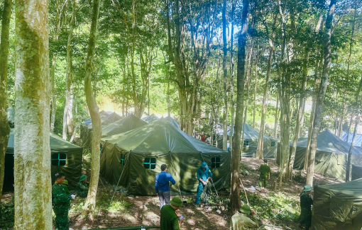 Nghệ An: Dựng nhà bạt cho người dân bị lũ cuốn trôi nhà