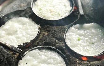 Ngoại vẫn đổ bánh ngày mưa