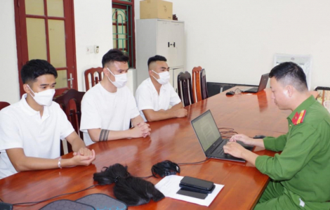 3 thanh niên dàn dựng, giả gái quay clip nhạy cảm trên xe Mercedes bị triệu tập