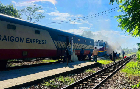 Đầu máy tàu SE4 đang chạy bất ngờ bốc khói