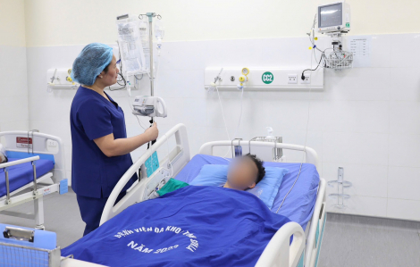 Gia đình kiên quyết chuyển viện, bác sĩ vừa thuyết phục vừa chạy đua cứu bệnh nhân