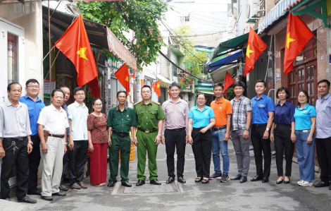 Hẻm phố mang màu cờ Tổ quốc