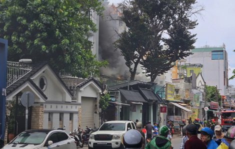 Cháy căn nhà trên đường Nguyễn Thượng Hiền, nhiều người tháo chạy