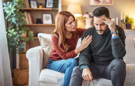 Phụ nữ với áp lực kết nối xã hội cho chồng