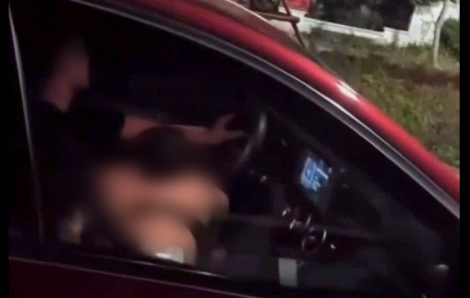 Xác minh clip đôi nam nữ có hành vi nhạy cảm trên xe Mercedes ở Ninh Bình