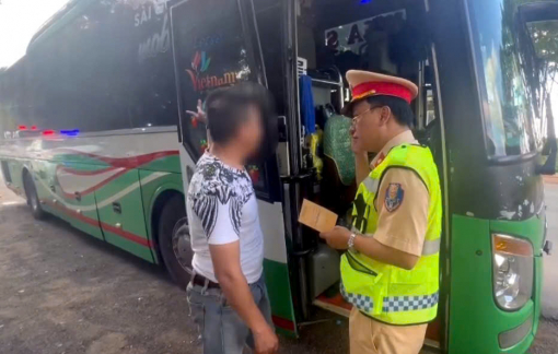 Tài xế đã bị tước bằng lái vẫn chở 67 hành khách lưu thông trên đường
