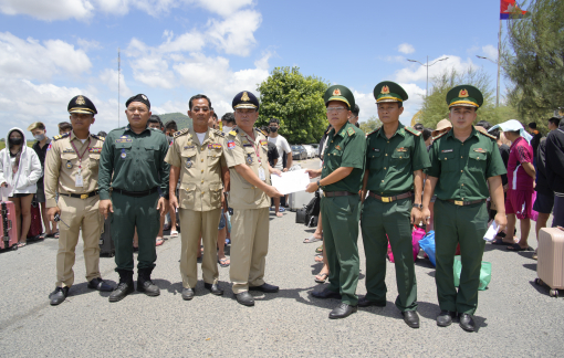 Tiếp nhận 72 công dân từ Campuchia trao trả, phát hiện 2 đối tượng bị truy nã