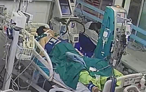 Kỳ tích xuất hiện khi gần 20 bác sĩ thay nhau ép tim suốt 2 giờ để cứu bệnh nhân