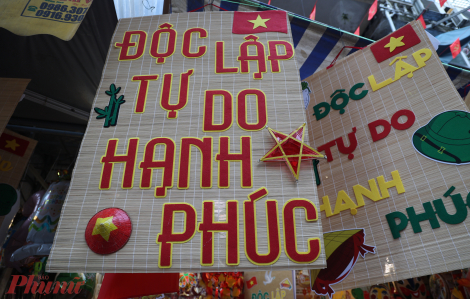 Phố Hàng Mã rực rỡ sắc cờ đỏ sao vàng mừng 80 năm Quốc khánh 2/9