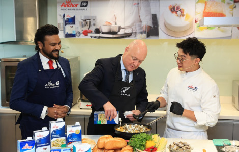 Thủ tướng New Zealand trải nghiệm nét ẩm thực độc đáo kết hợp giữa món ăn truyền thống Việt Nam và sản phẩm sữa cao cấp từ New Zealand