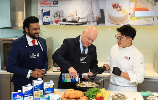 Thủ tướng New Zealand trải nghiệm nét ẩm thực độc đáo kết hợp giữa món ăn truyền thống Việt Nam và sản phẩm sữa cao cấp từ New Zealand