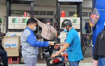 Giá xăng giảm mạnh