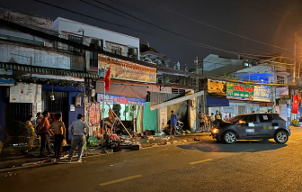 Taxi công nghệ tông sập tường tiệm sửa xe, 2 người bị thương