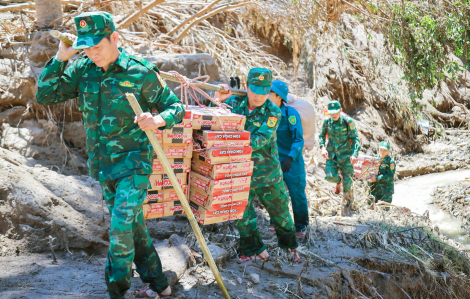 Cán bộ xã làm lá chắn cho dân trong trận lũ dữ