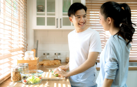 Em không biết, anh giúp em đi!