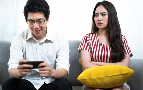 Sốc khi phát hiện chồng và vợ cũ lập nhóm chat gia đình