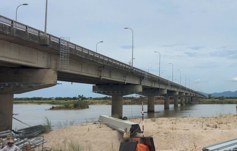 Công nhân sửa cầu bị đuối nước mất tích khi đang tự bơi vào bờ