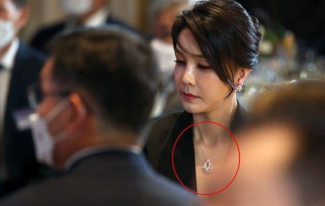 Khám xét nhà cựu đệ nhất phu nhân Hàn Quốc, phát hiện loạt "quà tặng" xa xỉ