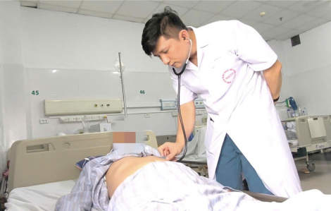 Sốt dai dẳng hơn 1 năm, người đàn ông cùng lúc đối mặt với 3 “kẻ tấn công”