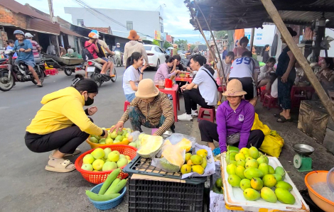 Thức dậy sớm để kịp 'ăn' cả tuổi thơ với giá vài ngàn đồng ở chợ 'rẻ nhất Việt Nam'