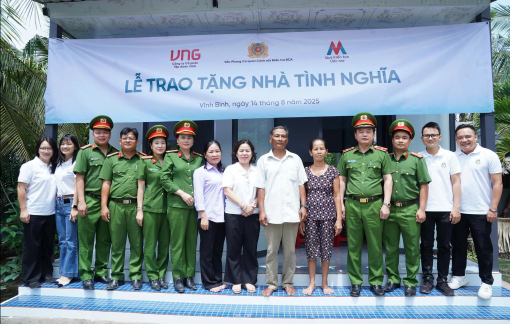 Công an trao 10 căn nhà tình nghĩa ở xã Vĩnh Bình