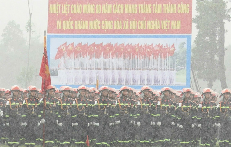 Hơn 16.000 cán bộ, chiến sĩ tổng hợp luyện diễu binh, diễu hành A80 dưới cơn mưa tầm tã