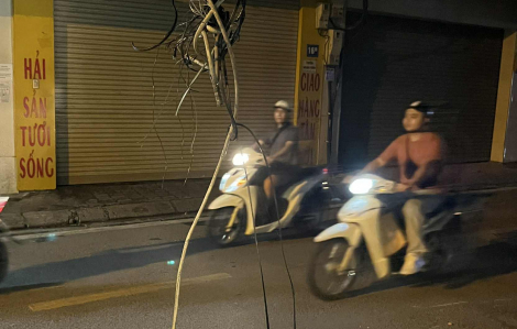 Người phụ nữ bị tai nạn do dây điện mắc vào cổ khi đang đi trên đường