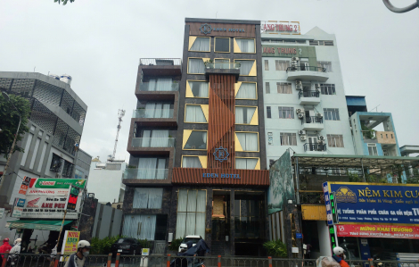 Một phụ nữ dùng dao rọc giấy cắt cổ bạn trai kém 11 tuổi