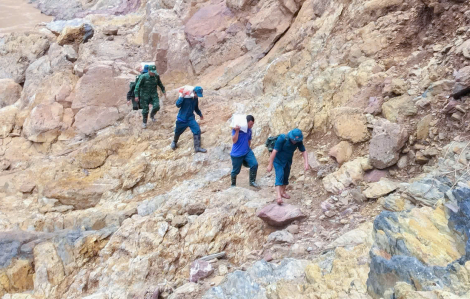 Vác gạo vượt vách đá cheo leo để tiếp tế cho dân bản