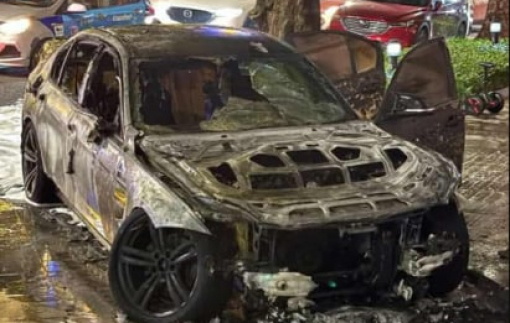 Hà Nội: Xe sang bất ngờ bốc cháy dữ dội khi đang lưu thông trên phố