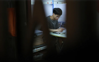 Cuộc sống ngột ngạt của người nghèo Hồng Kông trong những ngôi "nhà hộp"