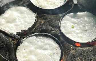 Ngoại vẫn đổ bánh ngày mưa