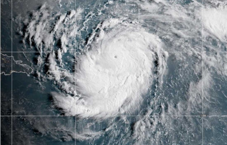 Bão Erin mạnh nhất từ đầu mùa tăng cấp thần tốc